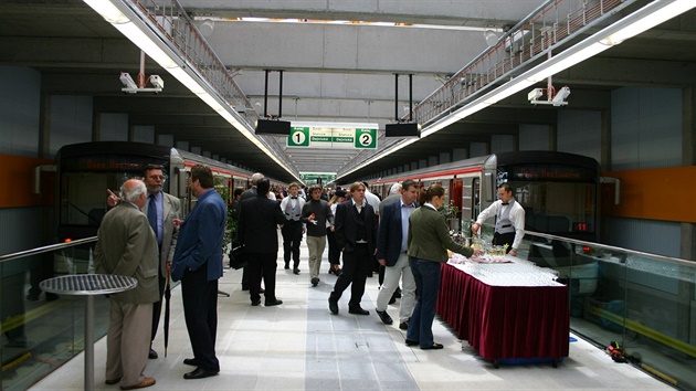 Slavnostní zahájení provozu metra do stanice Depo Hostiva 26. kvtna 2006.