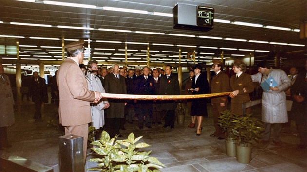 Slavnostní zahájení provozu linky B metra 2. listopadu 1985 ve stanici Námstí...