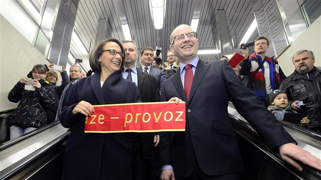Prask primtorka Adriana Krnov a premir Bohuslav Sobotka slavnostn uvedli 6. dubna do provozu nov sek trasy A praskho metra.