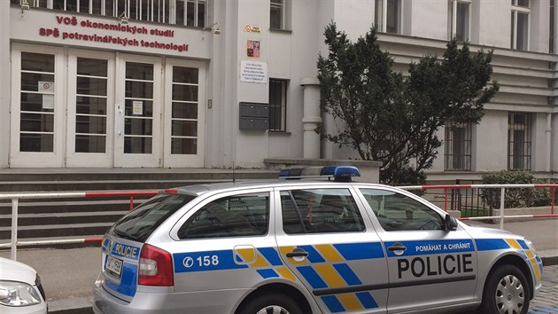 V Podskalské ulici spadl ve čtvrtek dopoledne klempíř ze střechy. Muž při pádu z výšky tří metrů utrpěl vážná zranění obou dolních končetin.