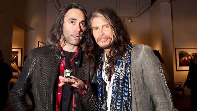 Podnikatel Justin Murdock a frontman Aerosmith Steven Tyler na vernisi vstavy fotografi Rolling Stones