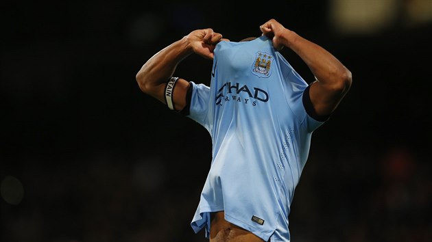 Obránce Vincent Kompany schovává tvá po poráce Manchester City.