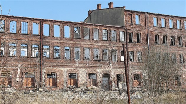 Firma nechala rozebrat továrnu, z bývalé šamotky v Meziměstí zbyly jen zdi (31.3.2015).