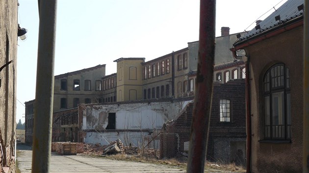 Firma nechala rozebrat továrnu, z bývalé šamotky v Meziměstí zbyly jen zdi (1.4.2015).