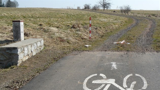 Tak vypadá cyklostezka na česko-polské hranici u Nowého Siodła. Poláci mají asfaltku, dál do Vižňova se jede po štěrku. Asfaltový povrch vznikne až během roku 2015.
