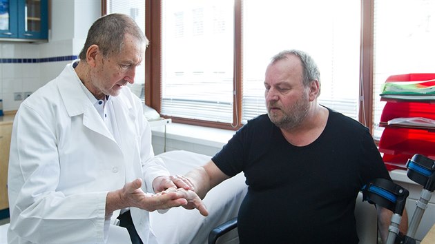 Primář Miloslav Pleskost s pacientem Jaroslavem Packem (7.4.2015)