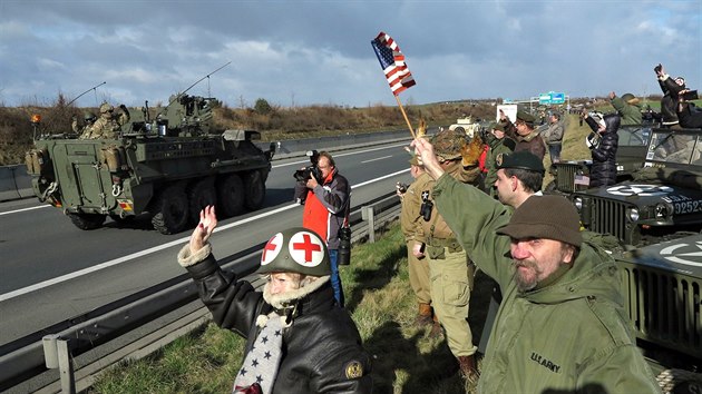 U dálnice D5 poblíž tunelu Valík konvoj zdravily desítky lidí s vlajkami.