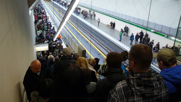 Byli jsme u otevření nové trasy metra A. Metro zaplavily davy lidí.