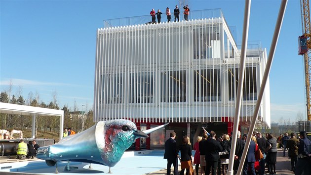 Pavilon postavila z "kontejnerů" vizovická firma KOMA podle návrhu architektonického ateliéru Chybík+Krištof. Oproti minulosti jej letos nefinancoval jen stát, ale rovněž soukromí investoři. Celkem vyšel na více než 200 milionů korun.