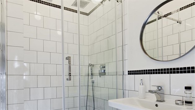 V koupelně byla původně vana, Pavel chtěl místo ní prostorný sprchový kout. Obklady i zařízení včetně doplňků byly vybrány v showroomu Siko.