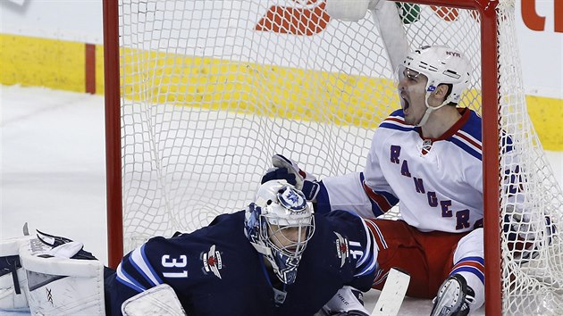 Brank Ondej Pavelec z Winnipegu dostal nezvanou nvtvu v podob radujcho se Chrise Kreidera z New York Rangers.