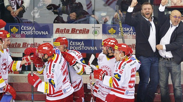Hokejisté a trené�i T�ince se radují z postupu do finále.