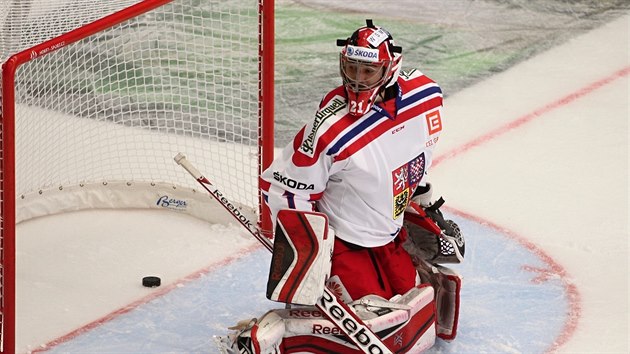 Brankář Jakub Kovář krátce poté, co ho překonal slovenský hokejista Milan Bartovič.