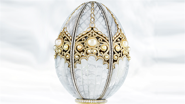 Mistrovským kouskem ikonického klenotníka Petera Carla Fabergé byla bohatě zdobená vejce určená pro ruskou carskou rodinu, které dnes najdete v několika muzeích po celém světě. Perlové vejce Fabergé vzniklo ve spolupráci s rodinou Al-Fardan, která je známá pro svou sbírku perel. Toto vejce je první svého druhu od roku 1917, kdy Fabergé kolekci vytvořil. Jedná se o jeden jediný kousek na celém světě. Zdobí jej 3 305 diamantů, 139 bílých perel se zlatým leskem, perleť a bílé a žluté zlato.