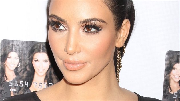 Mistryně v konturování obličeje za pomocí líčidel je Kim Kardashianová. Do její každodenní kosmetické výbavy patří bronzer spolu s rozjasňovačem.