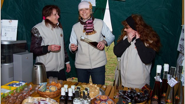 O mandlovici a produkty z mandlí je v České republice rostoucí zájem. Rodinná firma podnikatelsky Kateřiny Kopové (uprostřed) loni prodala bezmála 17 tisíc lahví Hustopečské mandlovice.
