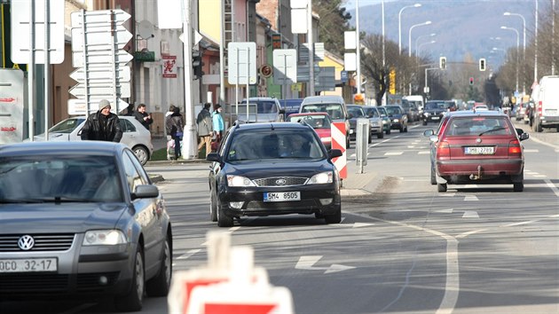 Uzavení klíového elezniního podjezdu pipomnlo idim v kolonách i...