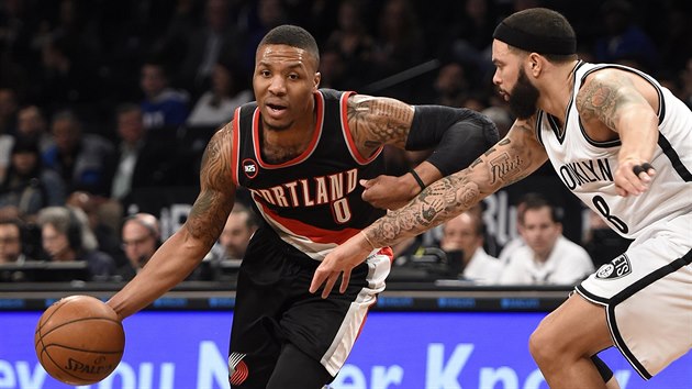 Damian Lillard (vlevo) z Portlandu se pokou obejt Derona Williamse z Brooklynu.