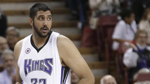 Sim Bhullar, kanadsk obr s indickmi koeny, oblkl dres Sacramenta i v regulrnm zpase NBA. Stal se prvnm Indem v souti a s 226 centimetry je zrove jejm nejvym muem.