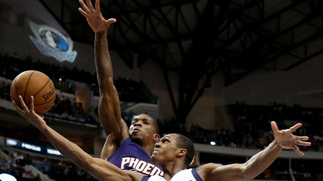 Eric Bledsoe (v tmavm) z Phoenixu se sna zblokovat Rajona Ronda z Dallasu.