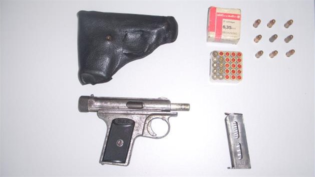 Zabavená zbraň včetně nábojů ráže 6,35mm.