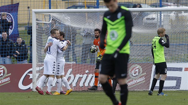 Radost fotbalist Slovcka (v blm) po glu do st Mlad Boleslavi