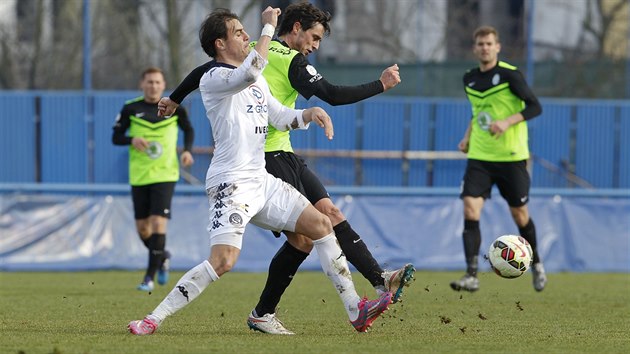 Momentka ze tvrtfinle domcho pohru mezi Slovckem (bl) a Mladou Boleslav