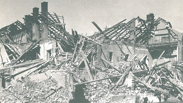 Zničený dům na rohu Rokycanovy a Jílkovy (tehdy Černé) ulice v Židenicích