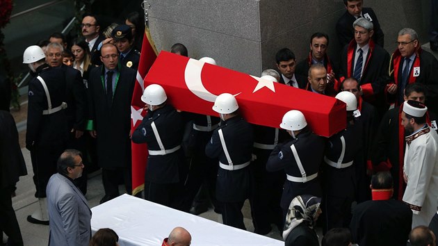 Poheb Mehmeta Selima Kiraze. Sttn zstupce Kiraz zemel pot, co jej unesli ozbrojenci ze zakzan krajn levicov strany (Istanbul, 1. dubna 2015).