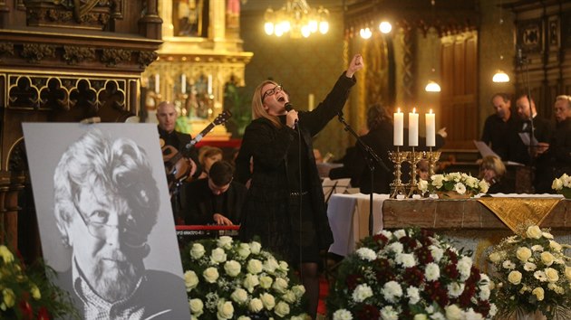 Tereza ernochová zpívala na pohbu Miroslava Ondíka (7. dubna 2015)