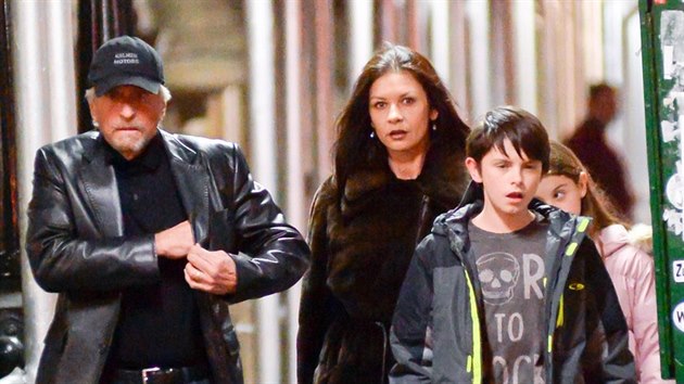 Michael Douglas, Catherine Zeta-Jonesov a jejich dti Dylan a Carys (New York, 22. prosince 2013)