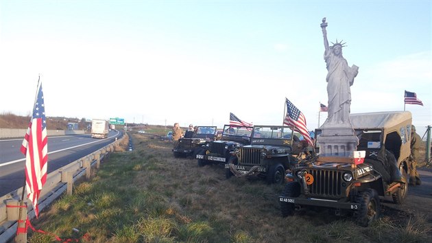 Fanoušci přichystali vojákům amerického konvoje překvapení na dálničním...