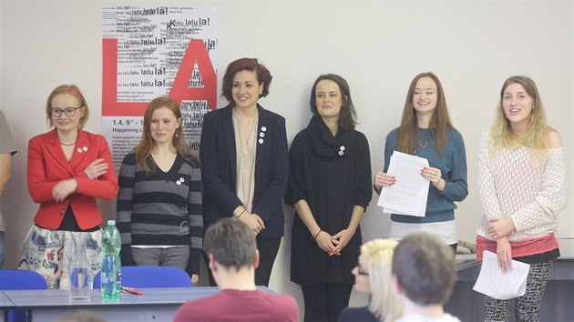 Studenti Literrn akademie protestuj proti odvoln rektora. Ve kole podaj happening (1. 4. 2015)