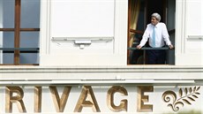 éf americké diplomacie John Kerry vyhlíí z okna hotelu Beau Rivage Palace v...