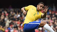 Brazilský obránce Danilo v p�ípravném duelu proti Chile.