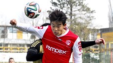 VE VZDUCHU. Hlavi�kové souboje nejsou práv� jeho doménou, ale v duelu se...