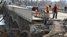 Uzavírka Tyrova mostu kvli oprav potrvá do konce roku.