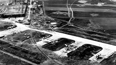 Chebské letecké dílny a letit po bombardování v roce 1945. Zábr z...