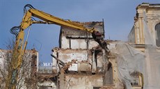 Dělníci v Mariánských Lázních začali bourat vyhořelý hotel Rozkvět.