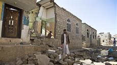 Dům poničený nálety Saúdské Arábie a spojenců v jemenském hlavním městě Sanaa...