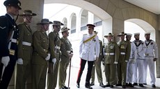 Princ Harry s vojáky v památníku obtem válek v australském hlavním mst...