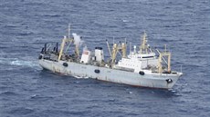 Záchranné plavidlo ruského loďstva už posádce rybářské lodi nedokázalo pomoct...