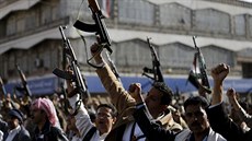 Arabská koalice svrhla obráncm Adenu zbran a munici, boje pokraují (2. dubna)