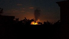 Z ho�ící �ínské továrny na chemikálie ve m�st� �ang-�ou stoupá dým. Po výbuchu...