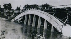 Nmci pokozený most pes Moravu pod Lanhotem se podailo rudoarmjcm opravit...