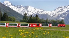 výcarský vlak nazvaný Ledovcový expres jezdí mezi dvma luxusními alpskými...