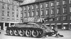 Po válce stál tank 051 na Prokešově náměstí před ostravským magistrátem.