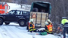 P�ív�s mu�e p�imá�kl k zábradlí, hasi�i mu zachránili �ivot.