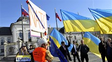 Aktivisté s ukrajinskými vlajkami i odprci NATO se shromádili u...