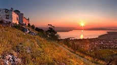 Nad Pavlovem láká k návtv zícenina Dívích hrad.